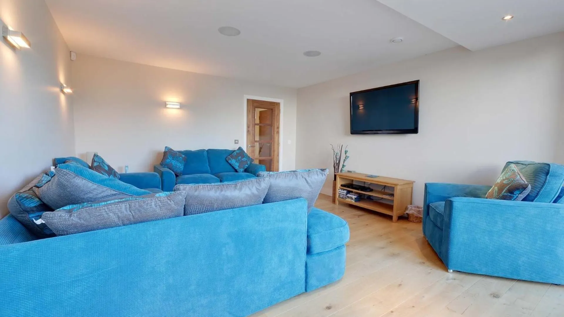 Four Bedroom Beachside Villa With Two Balconies And Garden Bournemouth Holiday home